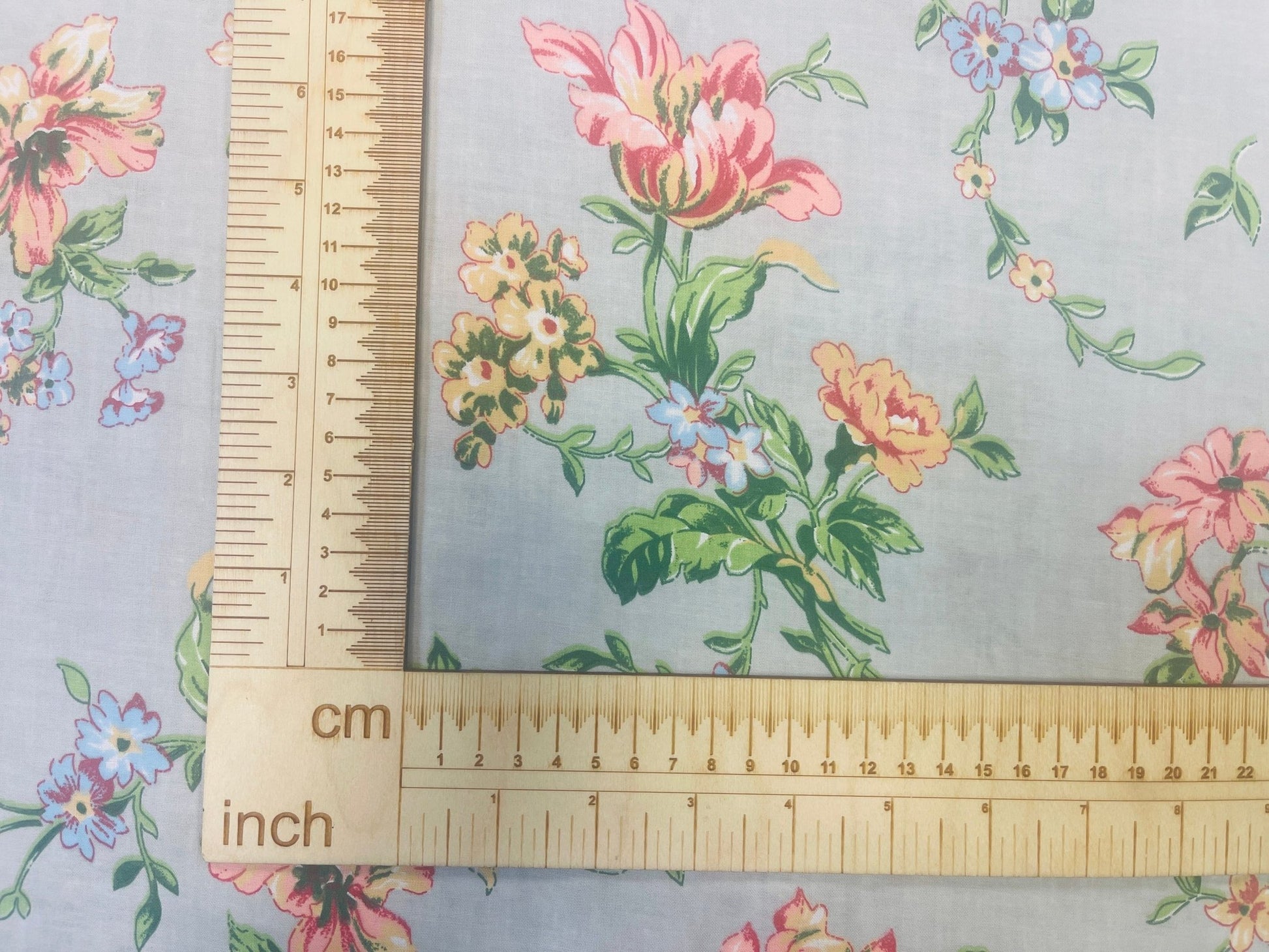 Tissu 100 % coton, fleurs et gris clair, 130 g/m²