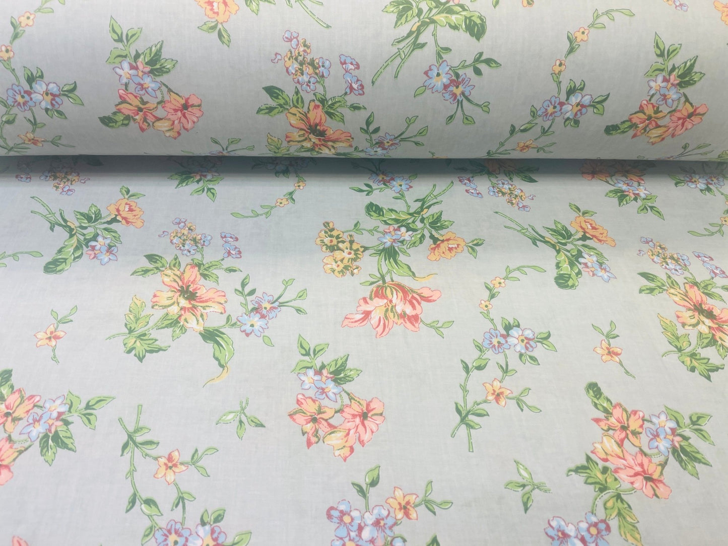 Tissu 100 % coton, fleurs et gris clair 130 g/m²