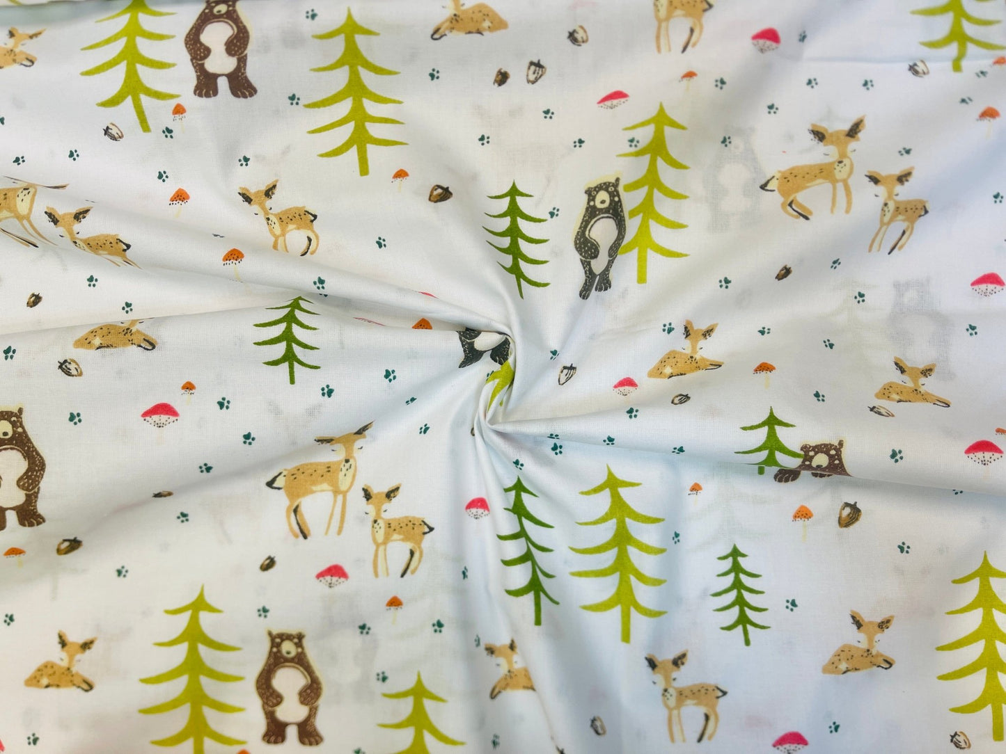 Tissu 100 % coton, animaux dans les sapins, 130 g/m²