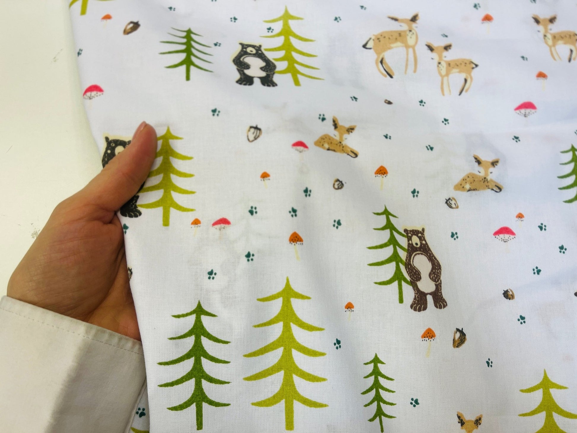 Tissu 100 % coton avec animaux dans les sapins, 130 g/m²