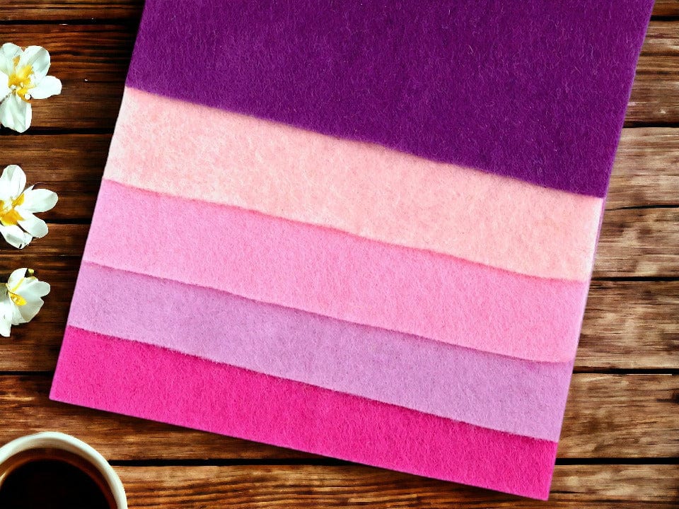 txt
Rouleau de feutre en tons lilas et roses