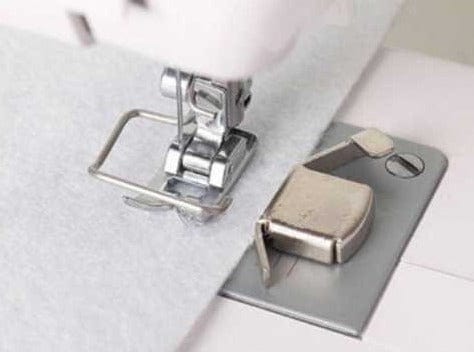 Guide magnétique pour coutures droites
