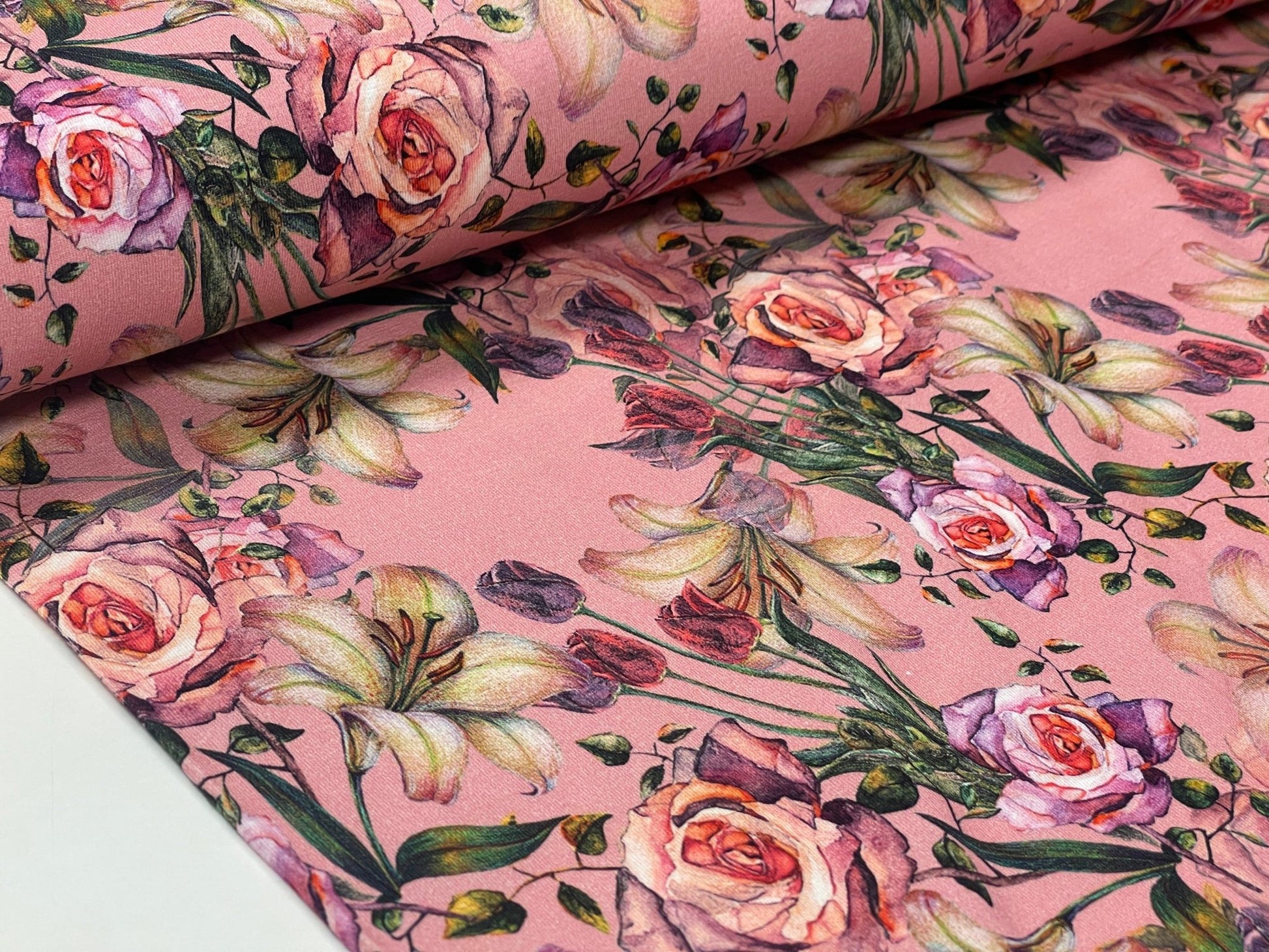 Feiner Baumwolljersey mit Rosen und Lilien 220 g/m²