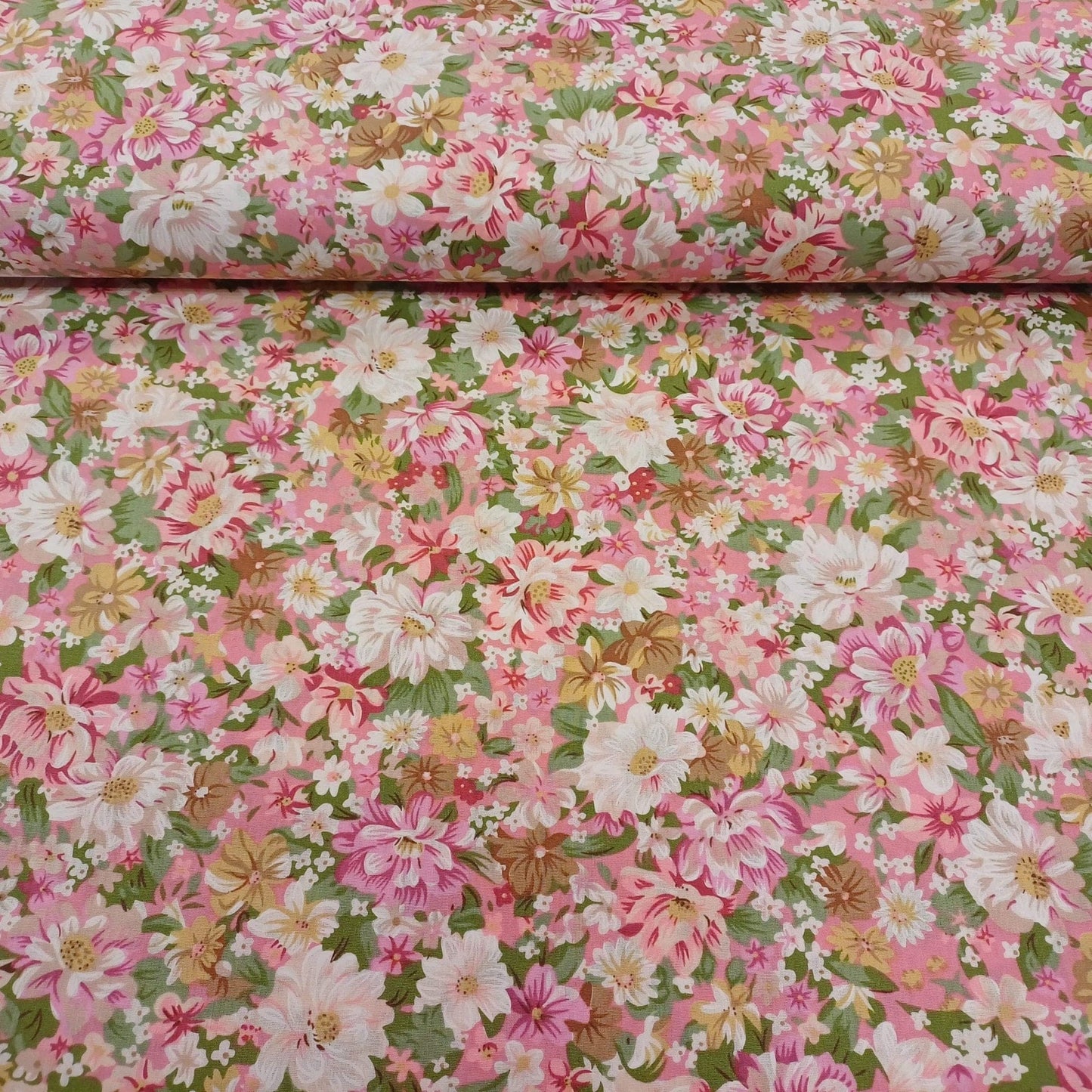Premium-Stoff aus 100 % Baumwolle mit Sommerblumen auf rosa Hintergrund 115 g/m²