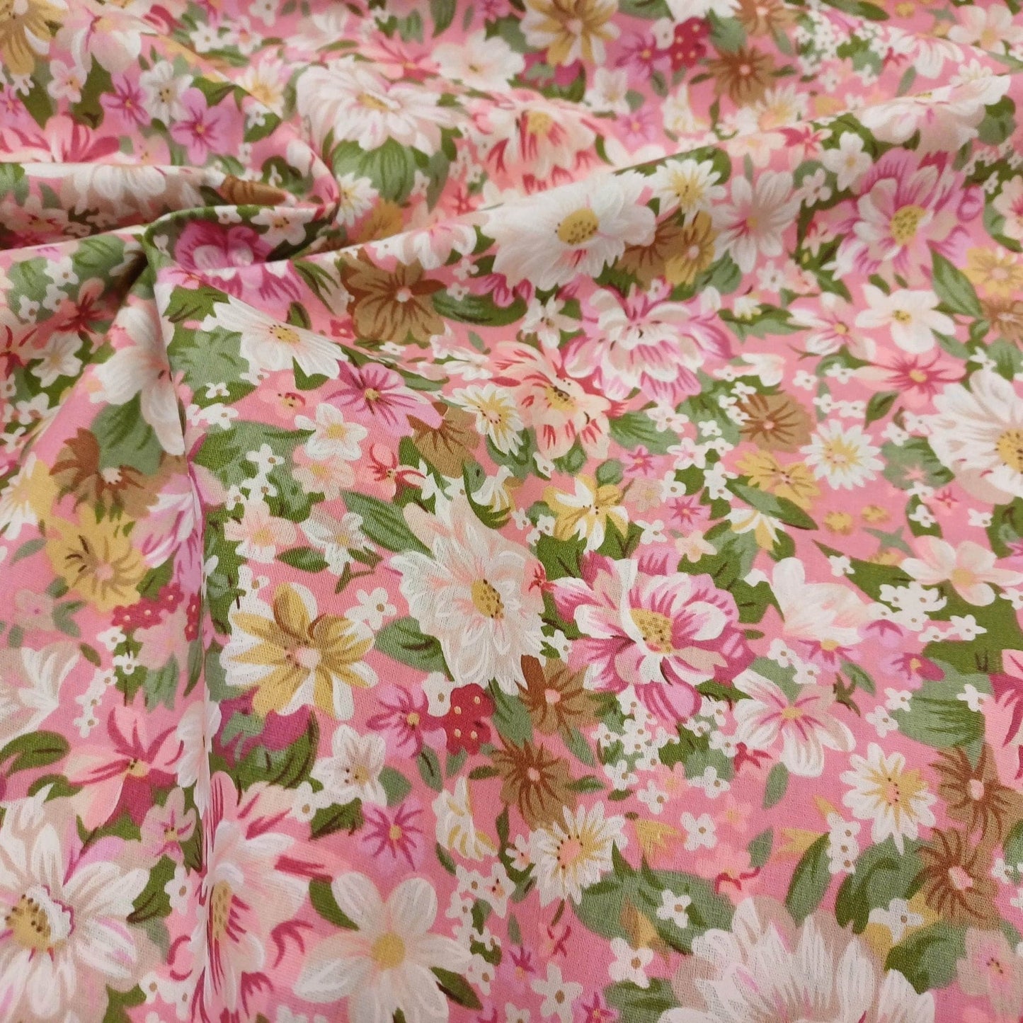 Premiumer 100% Baumwollstoff – Sommerblumen auf rosa Hintergrund 115 g/m²